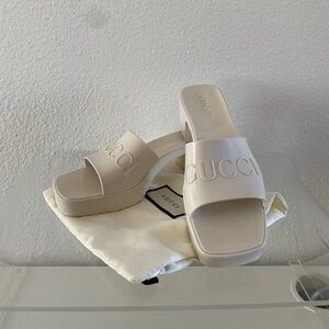 GUCCI LOGO JELLY SANDALS